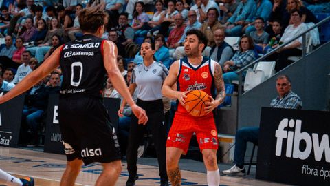 D�dac Cuevas, con el bal�n durante el partido ante el Palma.