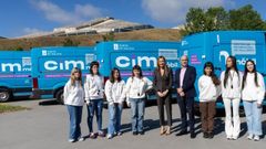 Fabiola Garc�a y Roberto Barba junto con personal de los�cuatro CIM m�viles que recorren Galicia