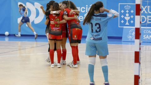 Las jugadoras del Poio Pescamar celebran uno de los once goles que anotaron este s&aacute;bado en A Seca