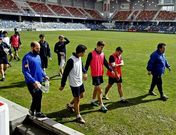 Milo Abelleira y su equipo, ayer, al finalizar la sesi�n de entrenamiento en Pasar�n.