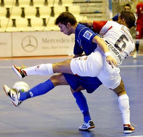 Antonio, en un lance del derbi contra el Santiago.