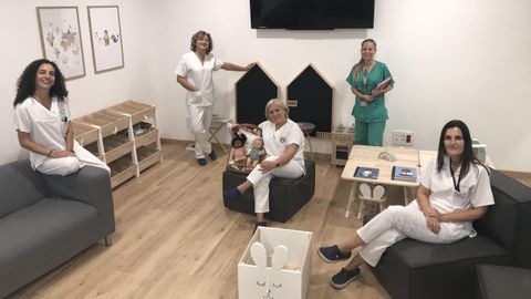 MUCHO MS QUE CINCO. Cristina Valio, Dolores Eiriz, Alba Snchez, Luca Mosquera y Toneta Abun (en la sala de familiares de la cuarta planta del materno) 
son parte de un equipo muy grande. 