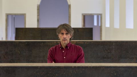 Tall�n, retratado con la copia realizada por el propio Richard Serra y que sustituy� en el Museo Reina Sof�a la obra desaparecida de los almacenes �Equal-Parallel: Guernica-Bengasi�.