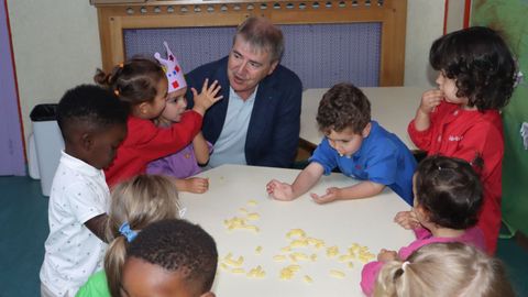 Manuel Pardo visitó la escuela infantil Antela, en la ciudad de Ourense