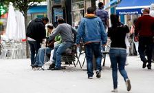 Los clientes del King ocuparon un banco pr�ximo al establecimiento.