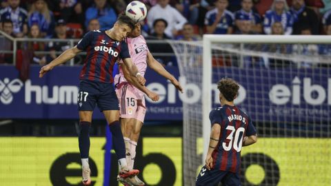 El lateral del Eibar �lvaro Tejero (i) salta a por un bal�n con Oier Luengo (c), del Oviedo, durante el partido de vuelta de la semifinal de ascenso a Primera Divisi�n que RD Eibar y Real Oviedo disputan esta mi�rcoles en el estadio de Ipurua