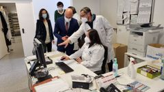 El gerente del Sergas, Jos� Flores, visit� este jueves el centro de salud de A Parda, en Pontevedra, donde funciona la nueva aplicaci�n