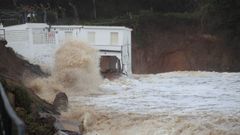 El temporal del 2014 destroz&oacute; los apartamentos en la Playa Grande de Mi&ntilde;o.