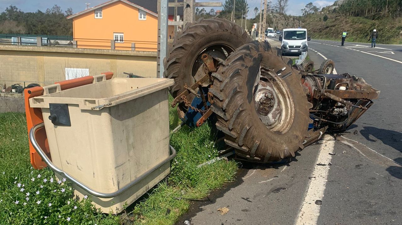 Dos heridos en un brutal accidente entre un coche y un tractor en Vimianzo