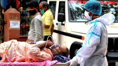 Traslado de un paciente de covid en la India