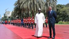 El presidente del Gobierno, Pedro S�nchez, junto al presidente de la Rep�blica de Senegal, Macky Sall, antes de la reuni�n que ambos mantuvieron este viernes en  Dakar.