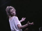 Caballero muestra una pieza de danza contempor�nea