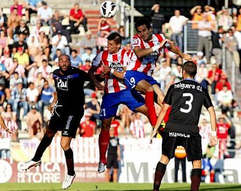 Fran Sol y �scar D�az, cabeceando al alim�n en el partido del pasado s�bado contra el Huesca.