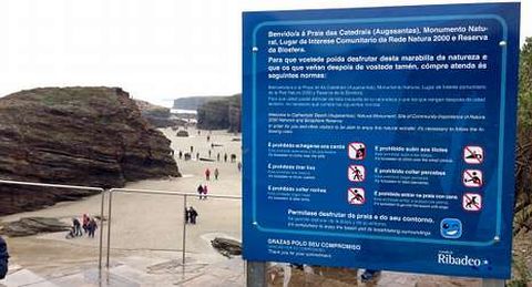 El cartel con las normas que ayer instal� el Concello en el arenal.