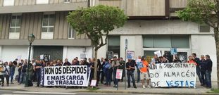 Durante ms de tres horas parte la plantilla se concentr ante O Hrreo, sede del Parlamento en Santiago.