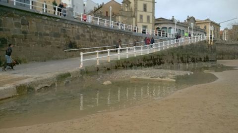 La playa a la altura de la escalera 2, junto al colegio San Lorenzo
