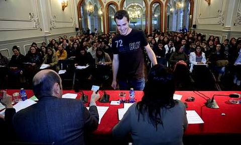 Uno de los becarios, ayer, a la hora de elegir la empresa en la que trabajar� en funci�n de su puntuaci�n.