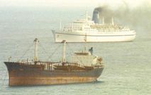 Un carguero y un crucero, a resguardo en la baha de Fisterra