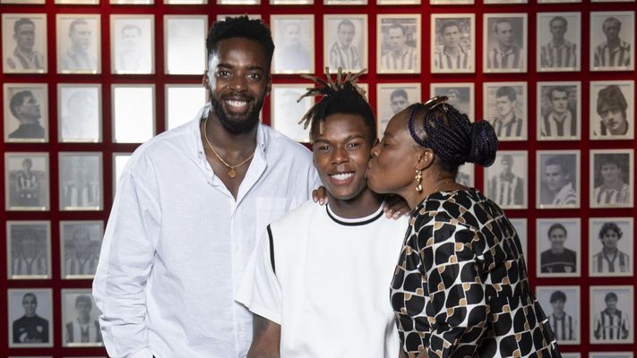 I�aki y Nico Williams junto a su madre, en una imagen tomada cuando el menor de los hermanos renov� su compromiso con el Athletic hasta el 2035