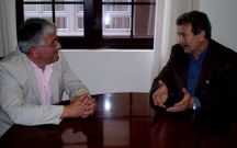 F�lix Porto recibi� en el Concello de Mux�a a Seraf�n Santos.