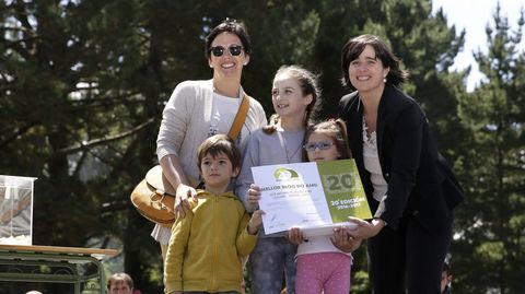 Vanesa Exp�sito, responsable de Medio Ambiente de Alcoa San Cipri�n, hizo entrega del premio al mejor blog del curso a la profesora Marta P�rez y a los alumnos Nuno Besada, Ant�a L�pez y Nerea Salgueiro, del colegio Antonio Pedrosa Latas de Viveiro