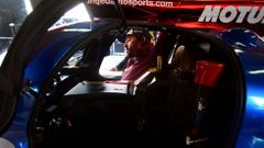 El piloto espa�ol Fernando Alonso del equipo United Autosports prueba el asiento de su veh�culo  en Daytona