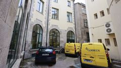 Furgones estacionados en la sede de Correos en la R�a de San Pedro, a la que se accede por Xo�n Montes