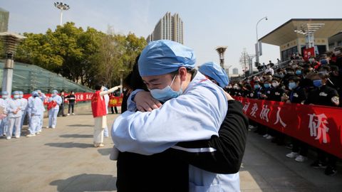 Dos medicos se abrazan en Wuhan