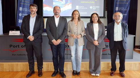 Rub&eacute;n Mar&iacute;n, director de la Autoridad Portuaria de Vigo; Xos&eacute; Manuel Merelles, director de Turismo de Galicia; Luisa S&aacute;nchez, vicepresidenta de la Deputaci&oacute;n de Pontevedra: Ana Ortiz, delegada territorial de la Xunta en Vigo; y Mario Cardama, presidente de la Fundaci&oacute;n Traslatio, en el acto de este viernes.