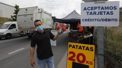 Rogelio Rodr�guez, vendedor ambulante, en el pol�gono de San Cibrao