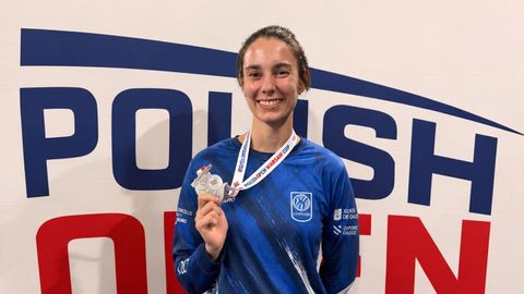 Alma P�rez, deportista del Costado Taekwondo Boiro, posa con la medalla de plata conseguida en el Open de Polonia de taekuondo