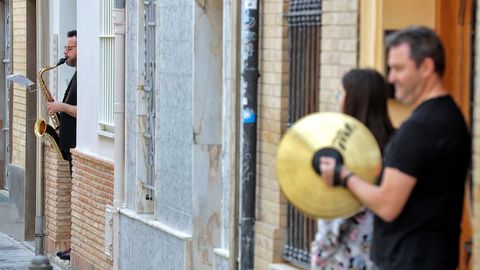 Los m�sicos se asomaron a portales y balcones para interpretar los tradicionales pasodobles