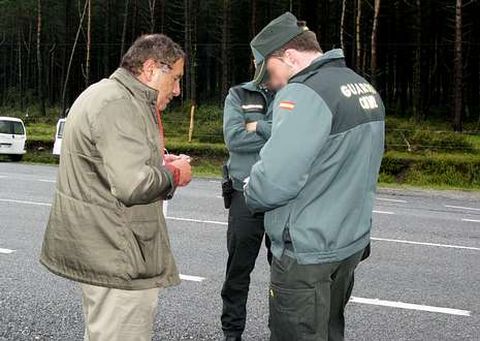 La Guardia Civil dialog� en varias ocasiones con el alcalde el pasado martes en A Ga�idoira. 