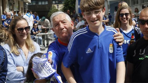 Recibimiento de la afición del Real Oviedo ante el playoff con el Espanyol