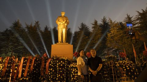 Una pareja se fotograf�a ante una estatua de Mao en Shaoshan, en la provincia de Hunan