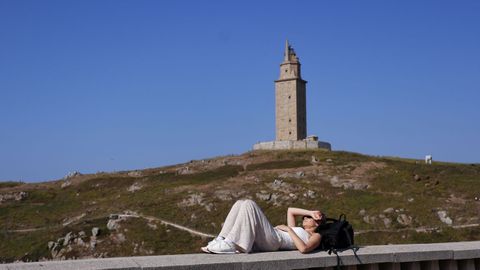 Personas esperando el eclipse desde el paseo mar�timo de A Coru�a