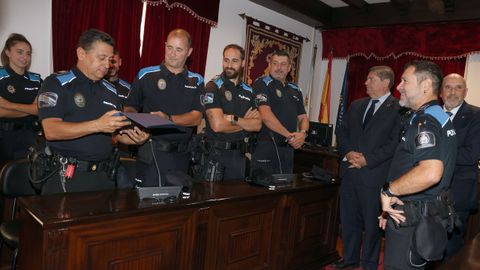 Los agentes de la Polica Local de A Pobra recibieron una placa de agradecimiento por su participacin en la operacin Saona