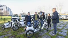 El alcalde, Fernndez Lores, asiste a las explicaciones de uno de los responsables de la concesionaria del servicio de limpieza sobre los nuevos triciclos elctricos