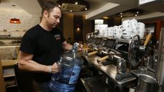 La hostelera utiliza agua embotellada para la cafetera