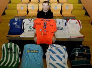 Juanma luce en el palco del Vista Alegre las camisetas que defendi� durante su carrera. 