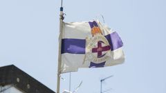Aunque las protagonistas son estas semanas las selecciones, los clubes no caen en el olvido. En la imagen, una bandera del D�por en Carballo