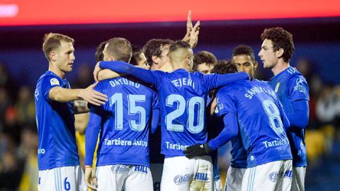 Los futbolistas del Real Oviedo celebran el primer gol ante el Alcorcn