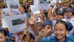 Ni�os tailandeses celebran la salida de los doces menores atrapados en la cueva junto a su entrenador