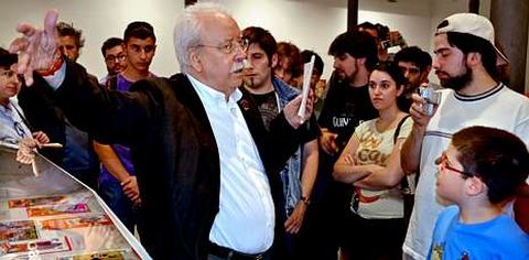 Antonio Martín cuenta la historia del manga Dragon Ball en la exposición sobre el tema.