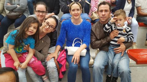 Cristina Gonz�lez y su familia, durante el sorteo de las viviendas de Mieres.Cristina Gonz�lez y su familia, durante el sorteo de las viviendas de Mieres