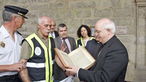 Momento de la entrega del C�dice Calixtino al arazobispo de Santiago, Juli�n Barrio, tras su recuperaci�n