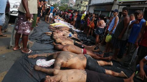 Cad�veres en la plaza de Penha, uno de los complejos de las favelas de R�o de Janeiro.