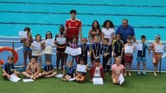 En la clausura de los cursos de nataci�n en la piscina de O Mu��o se entreg� a los asistentes, un diploma, una medalla y una bolsa de gominolas a la que los ni�os dieron salida m�s pronto que tarde. 
