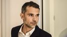 El escritor franc�s Aur�lien Poirson-Atlan, conocido tambi�n como Zo� Sagan, llega al primer d�a del juicio por ciberacoso sexista contra Brigitte Macron, esposa del presidente de Francia, Emmanuel Macron, en el Tribunal de Par�s, Francia, el 27 de octubre de 2025.