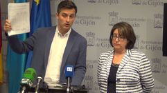 Jos� Mar�a P�rez muestra una parte del expediente del PGO junto a Bego�a Fern�ndez